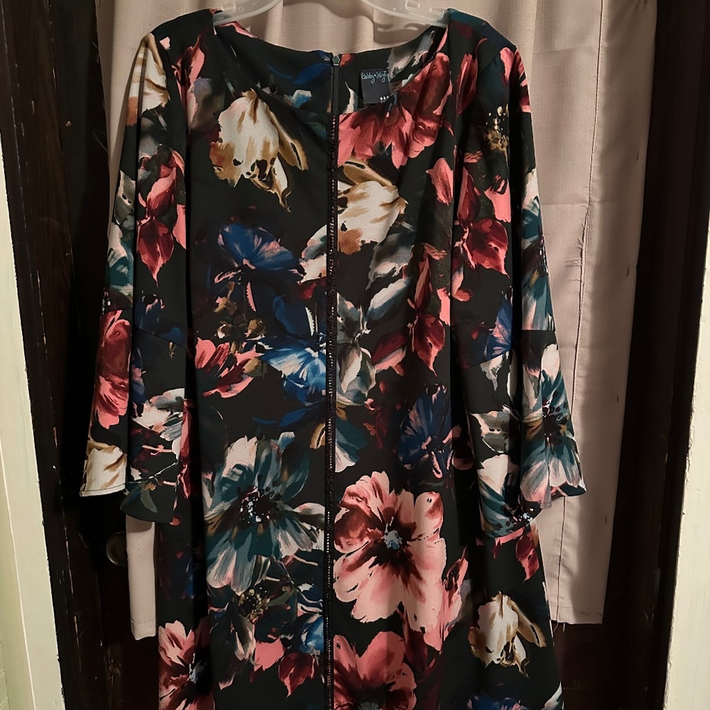 Gabby skye -Floral dress with bell sleeves-SZ 18w